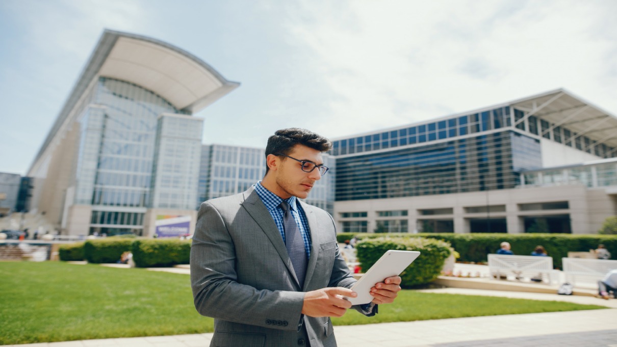 Business vs Property Investment in Dubai: What's Better in 2025?