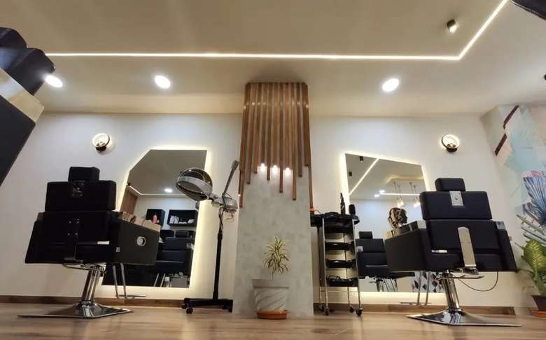 Running Profitable Unisex Salon for Sale in Ahmedabad, Gujrat