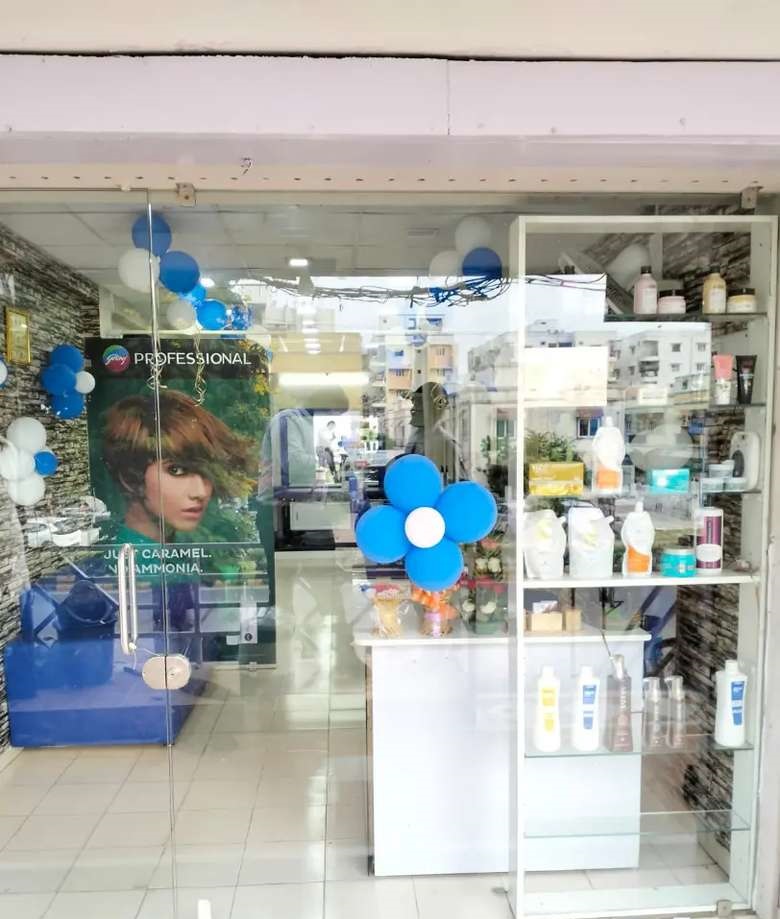 Running Unisex Salon For Sale in Ahmedabad, Gujarat