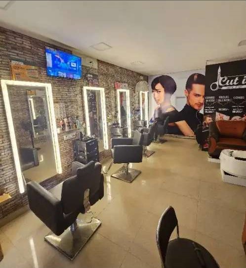 Running Unisex Salon For Sale in Madambakkam, Tamil Nadu