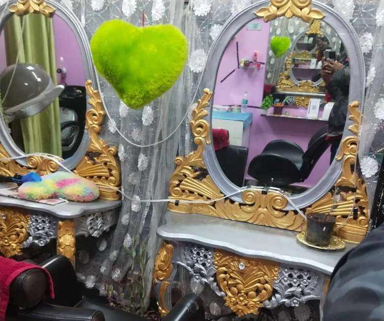 Running Beauty Parlour for Sale in Bengaluru, Karnataka