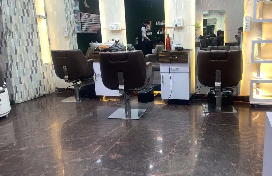 Running Unisex Salon for Sale in Ghaziabad, UP
