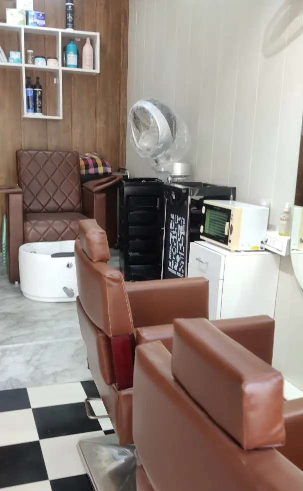 Running Ladies Salon for Sale in Gurgaon, Haryana