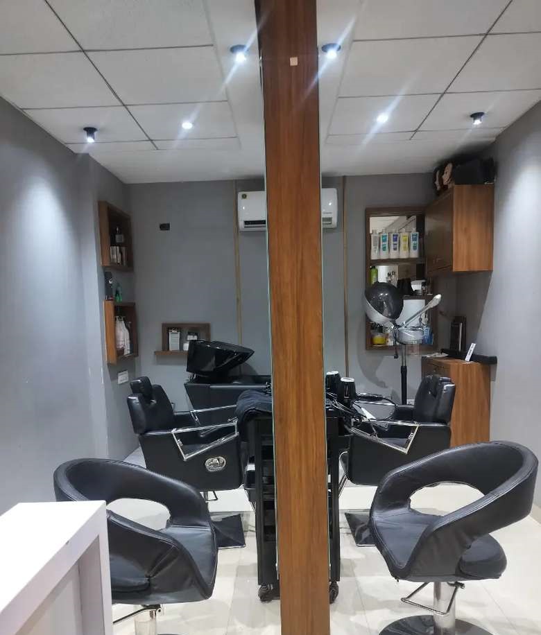 Running Unisex Salon for Sale in Pune, Maharashtra