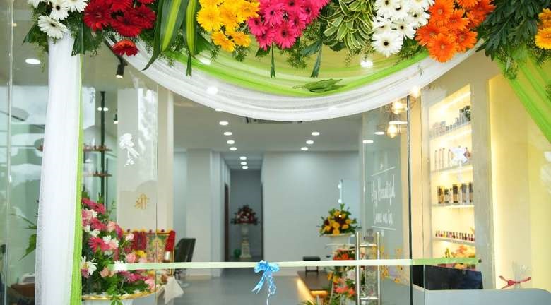 Running Unisex Salon & Makeup Academy for Sale in Bengaluru, Karnataka