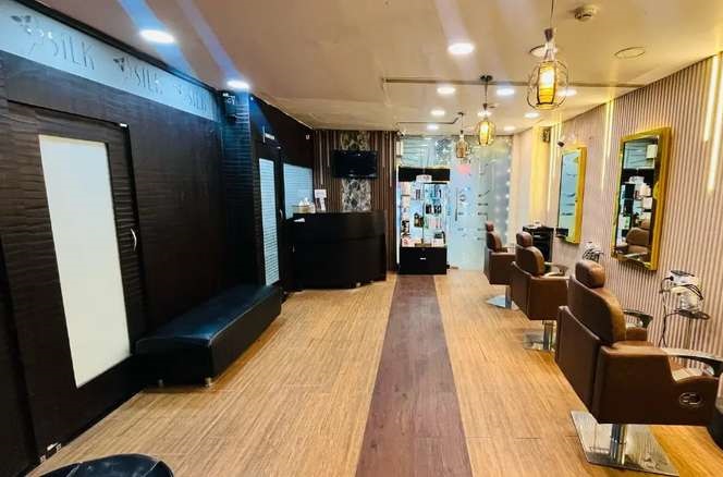 Running Salon for Sale in Lucknow, Uttar Pradesh